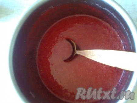 Для приготовления джема надо измельчить ягоды блендером или прокрутить через мясорубку. 
