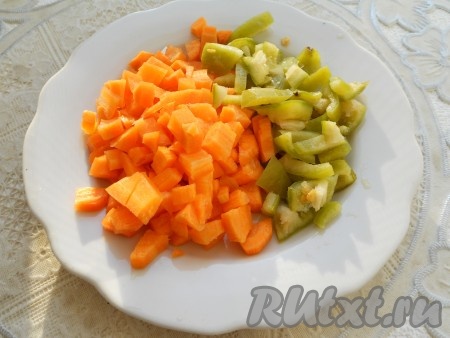 Кабачки и репчатый лук нарезать небольшими кубиками. Также порезать и морковь со сладким болгарским перцем.