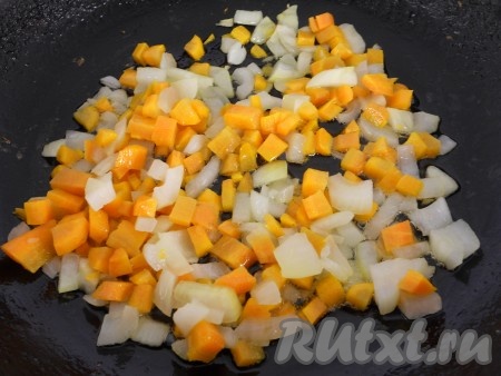 Сковороду разогреть с растительным маслом, выложить на нее лук и морковь. Обжаривать на среднем огне минут 5.