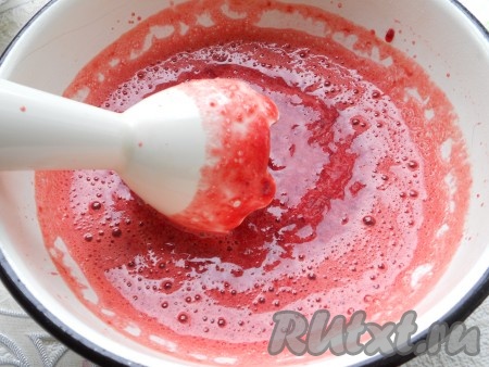 С помощью погружного блендера измельчить ягоды в пюре.
