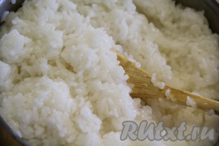 В горячий рис добавить рисовый уксус и хорошо перемешать. Можно обойтись и без уксуса, но мне нравится рис с добавлением уксуса, он приобретает красивый цвет и тонкий вкус.
