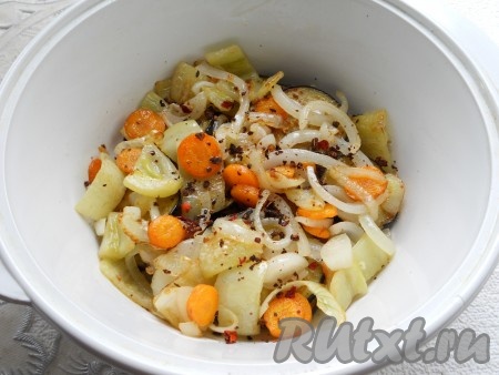 Переложить овощи со сковороды вторым слоем на баклажаны. Посолить, посыпать специями, паприкой и сушеными помидорами.
