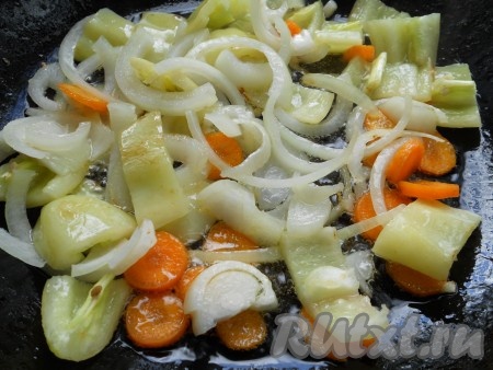 На растительном масле также обжарить лук, морковь и сладкий болгарский перец в течение 3-5 минут, до тех пор, пока овощи чуть не обмякнут.
