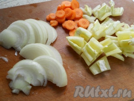 Лук нарезать полукольцами, морковь - тонкими кружочками, перец болгарский - средними кусочками.
