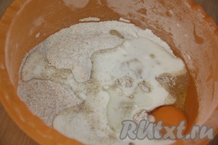 В кефир добавить соду и хорошо перемешать. Добавить в мучную смесь кефир, яйцо и растительное масло. 
