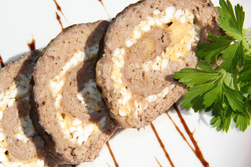 Вареный рулет из сала с мясной прослойкой — рецепт с фото пошагово