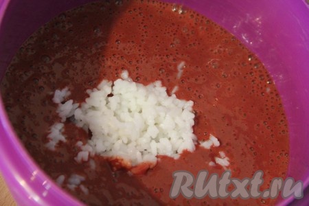Перелить получившуюся массу в глубокую миску, добавить рис и хорошо перемешать ложкой.