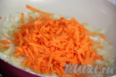 Морковь почистить и натереть на крупной тёрке. Добавить морковь к луку. 