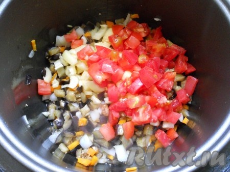 Далее добавить сладкий болгарский перец и помидоры, также выставить режим "Жарка" на 10 минут и готовить, иногда перемешивая.
