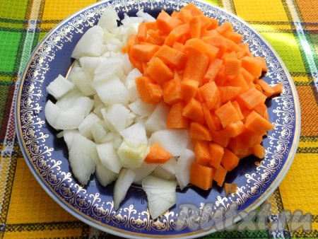 Такими же кубиками нарезать лук и морковь.
