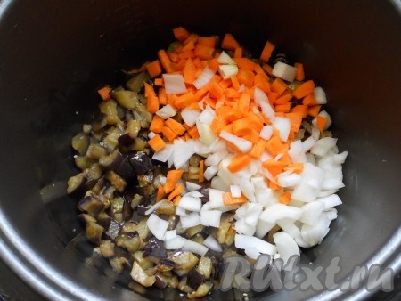 Выставить режим мультиварки "Жарка" на 15 минут. Пару раз баклажаны следует перемешать. Затем добавить к баклажанам лук и морковь, перемешать и продолжать готовить на том же режиме 10 минут, периодически перемешивая.
