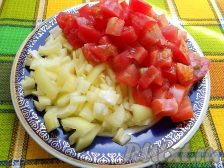 И также нарезать сладкий болгарский перец и помидоры.
