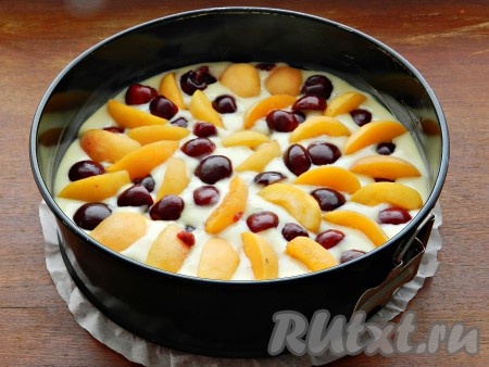 Сверху разложить абрикосы и вишню, немного вдавливая фрукты и ягоды в тесто. Поставить в нагретую до 190 градусов духовку и выпекать в течение 40-45 минут. Готовность пирога проверить сухой деревянной шпажкой.

