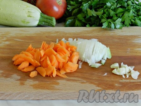 Нарезать лук и морковь, порубить чеснок.

