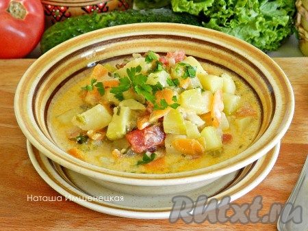 Вкусное и нежное овощное рагу с кабачком и картофелем готово.