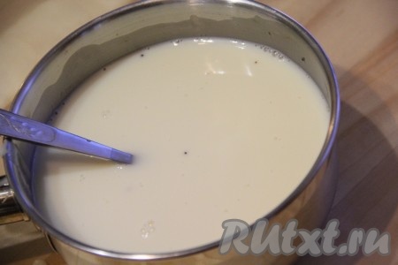 Влить в желатин сгущённое молоко и тщательно перемешать. Отставить смесь в сторону и нарезать цветное желе.