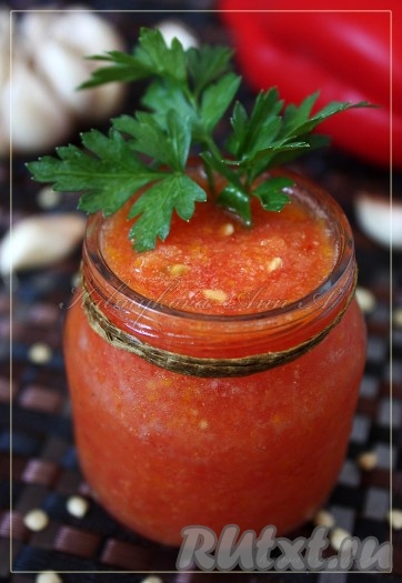 Рецепт сырой аджики с помидорами и перцем 