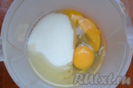 Взбить яйца с сахаром и солью в течение 5 минут. 