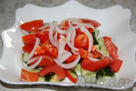 Лук нарезаем полукольцами и добавляем к ранее порезанным ингредиентам нашего греческого салата. 
