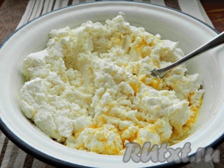 Для приготовления начинки растереть творог с яйцами, сахаром и ванильным сахаром.