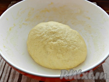 В последнюю очередь добавить растопленное сливочное масло и вмесить его в тесто. Тесто должно получиться однородным и мягким. Накрыть миску с тестом пищевой пленкой или полотенцем и убрать в теплое место для подъема на 1-1,5 часа.