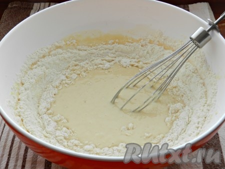 Муку смешать с сухими дрожжами и, добавляя постепенно, в яично-молочную смесь замешивать тесто сначала венчиком, потом руками.
