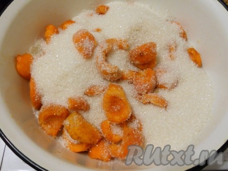 Абрикосы вымыть и удалить косточки, получится приблизительно 1 кг мякоти абрикосов. Засыпать абрикосы сахаром.
