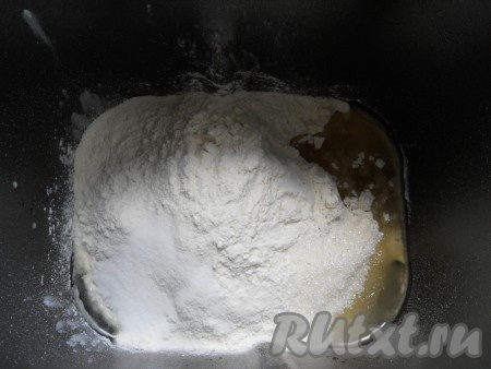Если готовите тесто в хлебопечке: в ведерко влить теплую воду, всыпать просеянную муку, по углам распределить соль, сахар и влить растительное масло.