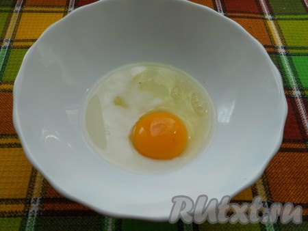 К яйцу добавить щепотку соли и молоко. 