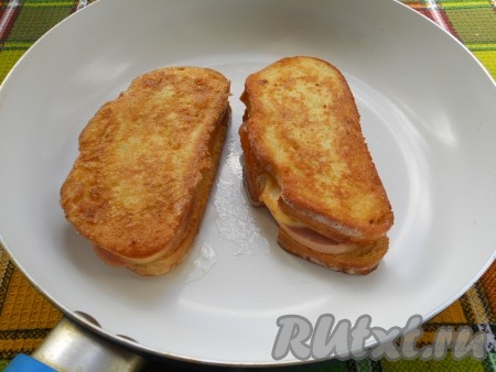 Разогреть сковороду с растительным маслом. Выложить бутерброды и обжарить на небольшом огне с двух сторон до появления румяной корочки.
