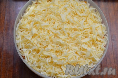 Завершающий слой - сыр, натертый на средней терке.
