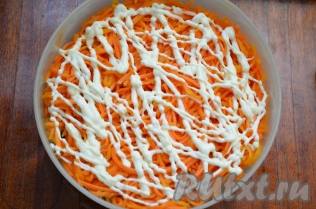 Далее слой моркови по-корейски. Смазать майонезом.