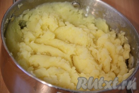 С картошки слить воду и размять до однородности. Приготовленное картофельное пюре должно быть густым.
