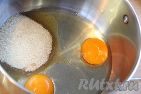 Выпекать шарики в разогретой духовке при 180 градусах, примерно 20 минут, до лёгкого золотистого цвета. Готовые шарики остудить. Пока выпекаются, а затем остывают наши шарики из теста, нужно приготовить крем. В кастрюльку вбить яйца и добавить сахар. Всё слегка перемешать венчиком.
