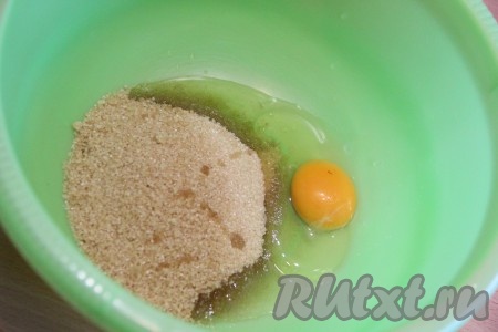 В глубокую миску вбить яйцо, добавить сахар.