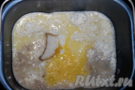 Первыми в хлебопечку для приготовления сдобного дрожжевого теста загружаются жидкие компоненты: молоко, сливочное масло, яйцо (яйцо размешать). Затем загружаются сухие ингредиенты: мука, сахар, ванильный сахар, соль и сверху дрожжи. Установить на хлебопечке режим, соответствующий замешиванию дрожжевого теста. У меня это режим "Замес теста", занимает 1 час и 30 минут. В начале замешивания рекомендуется приглядывать, чтобы тесто формировалось эластичным, так как можно внести корректировки и добавить муку или молоко, после сделать это будет очень сложно.

*Для замеса теста вручную необходимо: Дрожжи всыпать в теплое молоко с 1 чайной ложкой сахара. Дать постоять, пока не образуется пена. Взбить яйца с оставшимся сахаром, ванильным сахаром и ввести в дрожжевую смесь. Смешать муку с солью. Добавить молоко с дрожжами и яйцом, смешать. Постепенно ввести растопленное сливочное масло и замесить эластичное тесто.