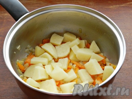 Картофель очистить, нарезать, добавить к моркови и луку. Влить примерно 0,5 литра горячей воды (или мясного бульона), посолить и варить 5 минут.
