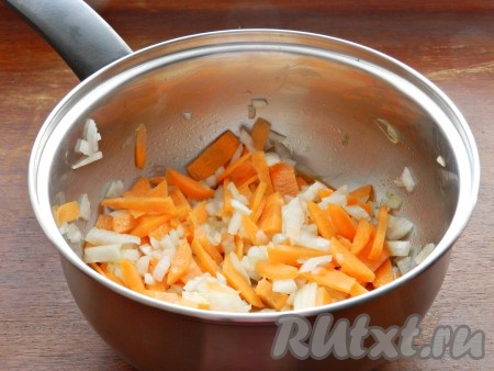 Очищенные лук и морковь нарезать и обжарить на растительном масле, периодически помешивая, до прозрачности.
