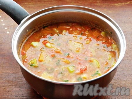 В последнюю очередь всыпать мелко нарезанную петрушку. Снять готовый суп с огня и подавать.