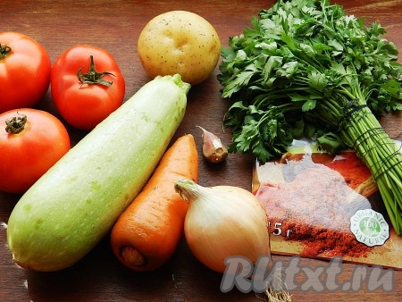 Ингредиенты для приготовления супа с помидорами и кабачками