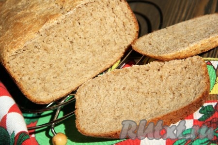 Приготовленный хлеб слегка остудить, достать из формы и остудить на решётке. Вкусный, пористый хлебушек из пшеничной и ржаной муки готов.
