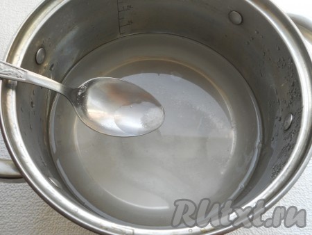 Приготовить рассол: в холодную очищенную воду всыпать соль и перемешать, чтобы соль полностью растворилась.