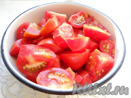 Помидоры помыть, удалить повреждения (если они имеются). Нарезать помидоры на 4-6 частей.
