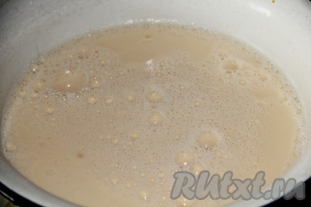 Добавляем молоко и растительное масло (масло в составе теста помогает блинам легче отделяться от сковородки при жарке).