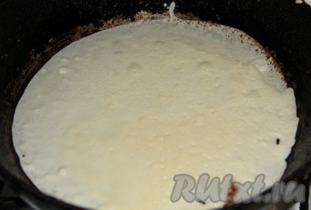 В центр раскаленной сковороды наливаем немного растительного масла.  В середину наливаем тесто и прокручивая сковородку распределяем тесто по всей плоскости. 