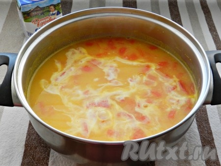 Затем добавить в суп кусочки трески, влить сливки, нагреть до кипения, но не кипятить. Снять суп с огня, дать настояться 5-10 минут. Подавать с рубленной зеленью.

