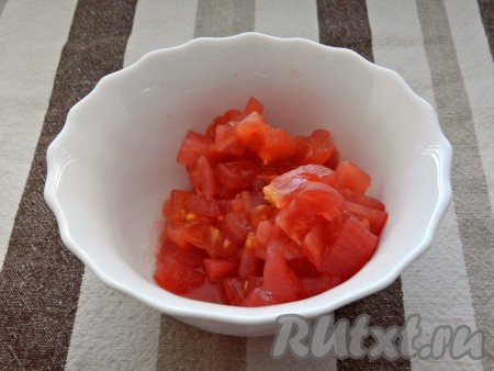 С помидоров снять кожицу и нарезать их кубиками.