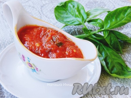 Ароматный томатный соус с базиликом готов.
