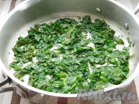 Выложить шпинат и базилик в сковороду, перемешать с маслом, чтобы зелень размягчилась, приправить солью и перцем, готовить 1-2 минуты. 