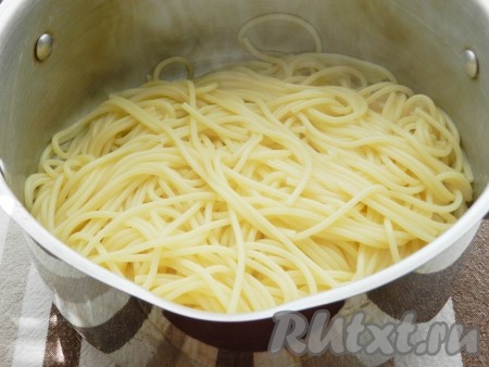 Приготовить спагетти по инструкции на упаковке. 